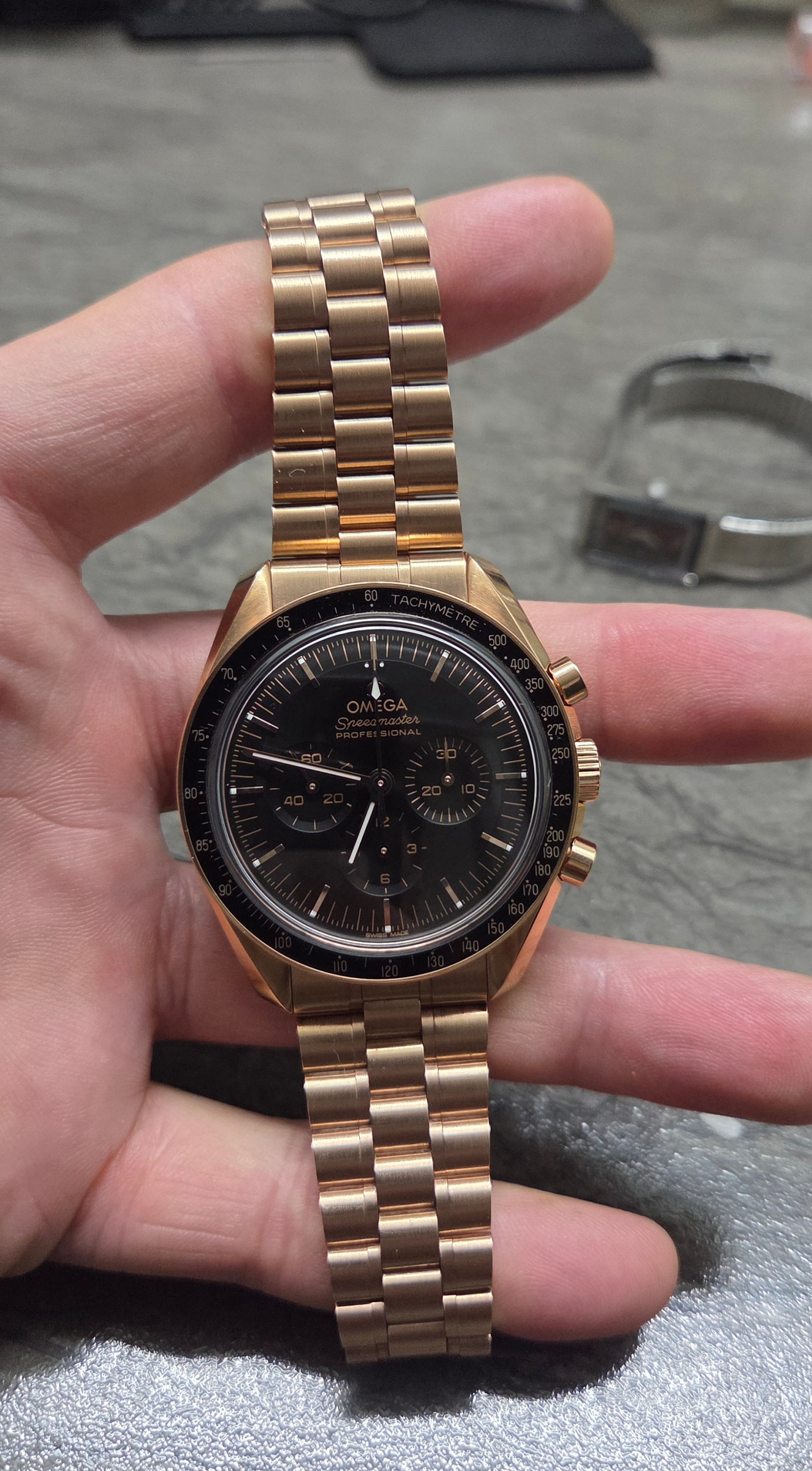 Speedmaster Moonwatch Professional Chronograph 측면